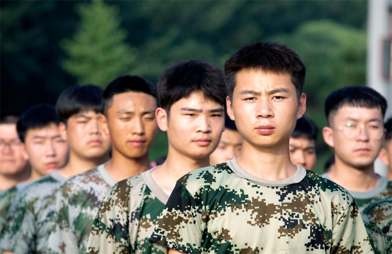 2021年7月6日，金世豪北京集团百名应届大学生褪下便服换上军装，在训练场上接受为期2天的军训，享受入职前的第一份美好记忆。